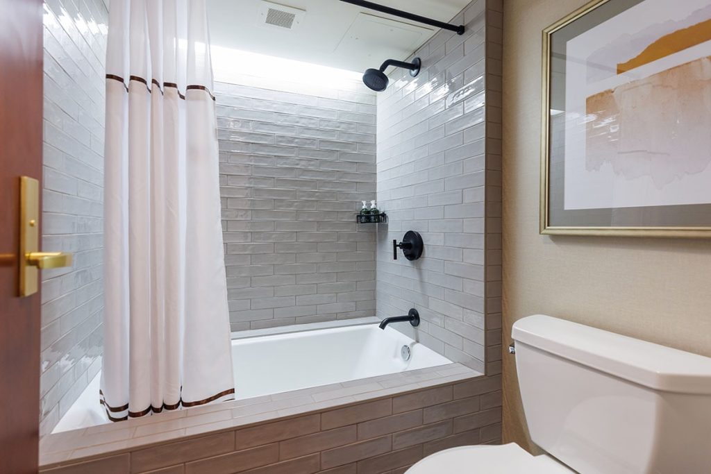 Club King room bathroom